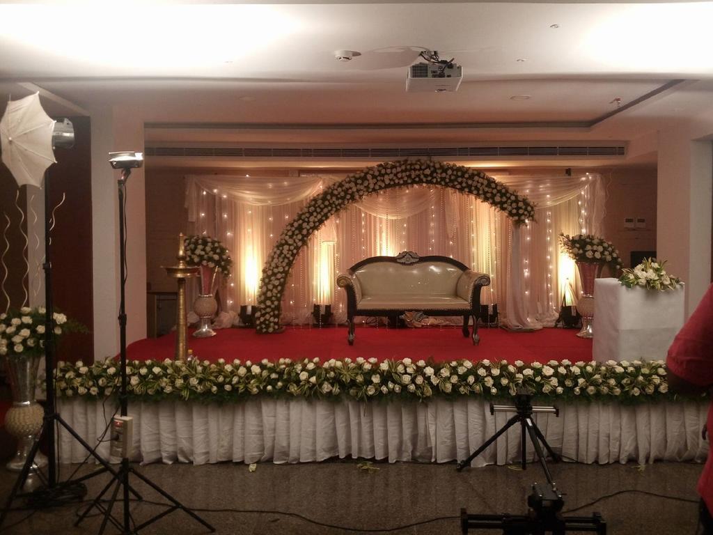 Thrissur The Garuda Hotel מראה חיצוני תמונה
