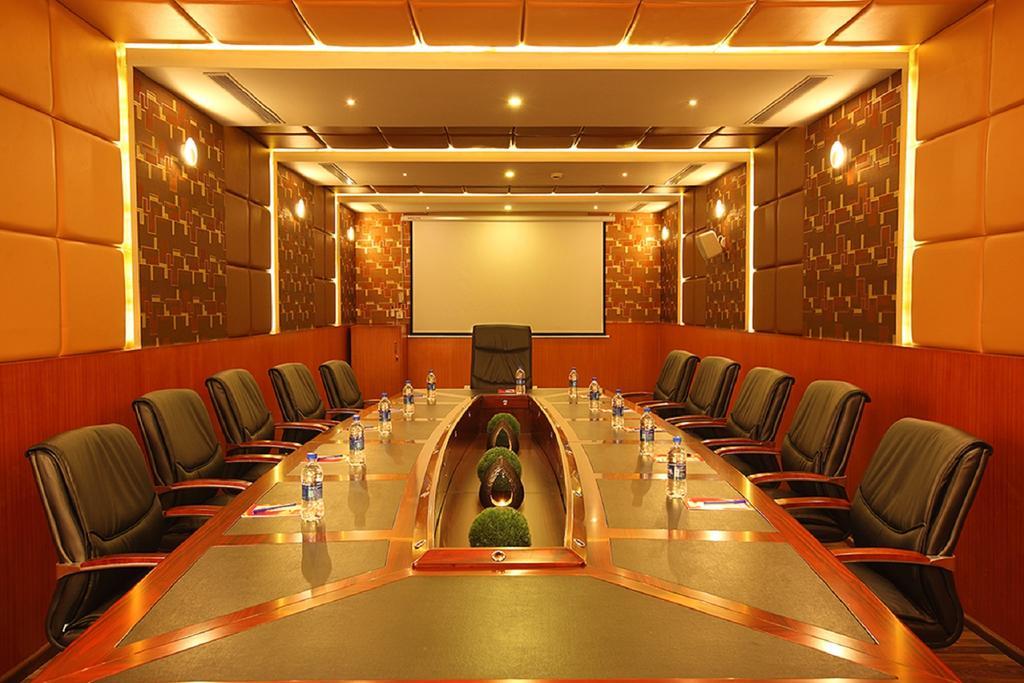 Thrissur The Garuda Hotel מראה חיצוני תמונה