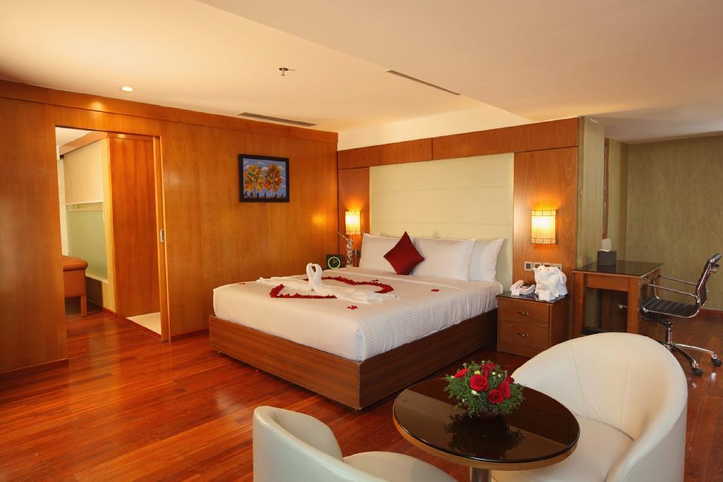 Thrissur The Garuda Hotel מראה חיצוני תמונה