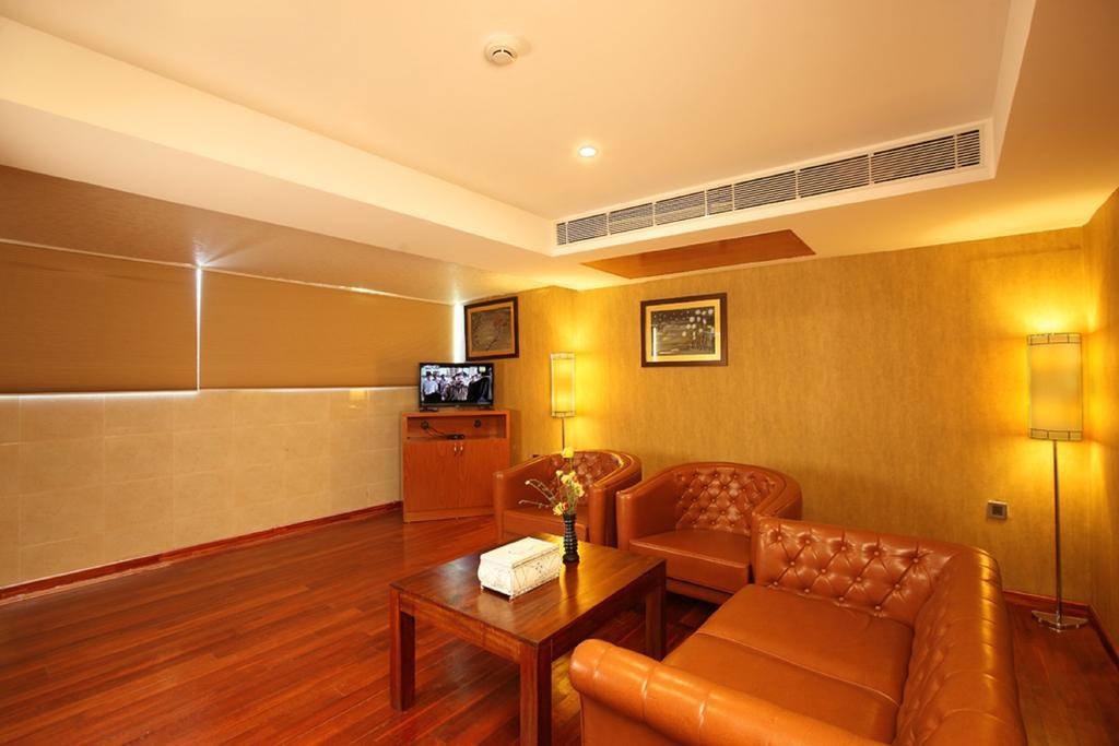 Thrissur The Garuda Hotel מראה חיצוני תמונה
