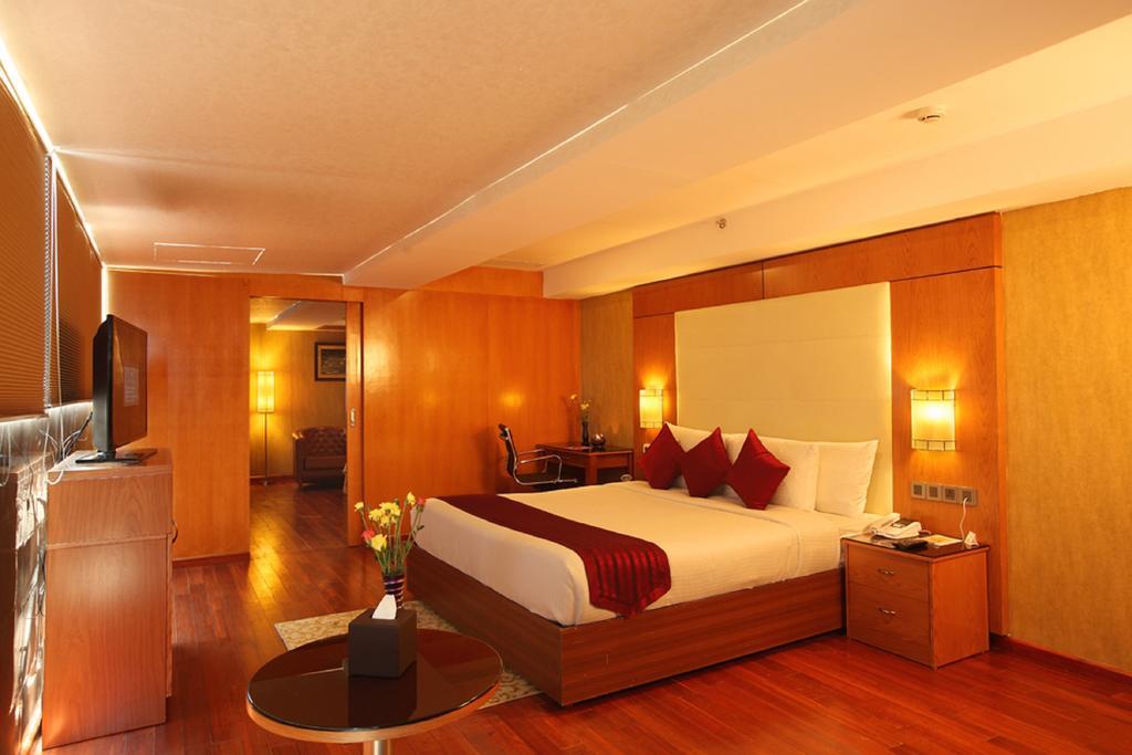 Thrissur The Garuda Hotel מראה חיצוני תמונה
